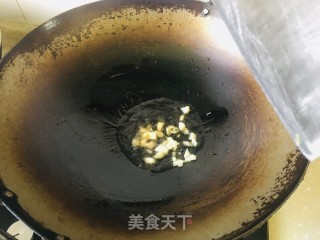 蒜香萝卜缨的做法步骤：2