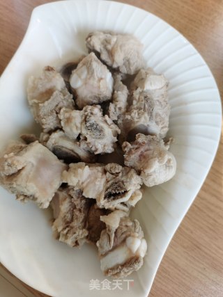 红薯烧排骨的做法步骤：2