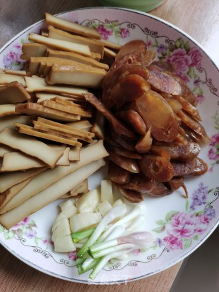 腊肠炒香干的做法步骤：1