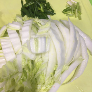 蒜蓉肉片炒白菜的做法步骤：1