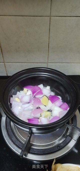 粉肠腐竹煲的做法步骤：3