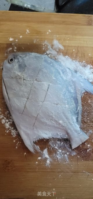 黄豆酱烧白鲳的做法步骤：2