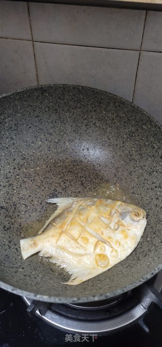 黄豆酱烧白鲳的做法步骤：4