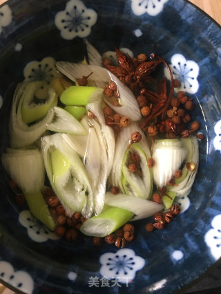 酸汤水饺的做法步骤：1
