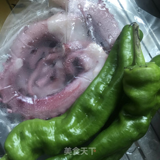 黑胡椒青椒炒章鱼的做法步骤：1