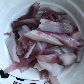 黑胡椒青椒炒章鱼的做法步骤：2