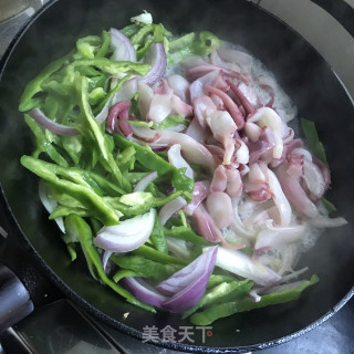 黑胡椒青椒炒章鱼的做法步骤：5