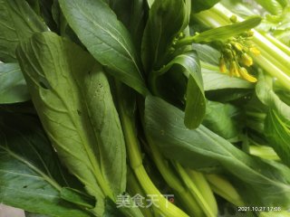 清炒油菜的做法步骤：1