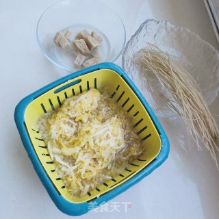 酸菜炖粉条的做法步骤：1