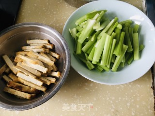 青椒炒豆干的做法步骤：1