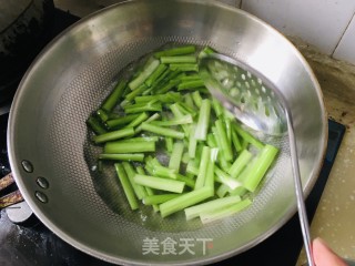青椒炒豆干的做法步骤：2