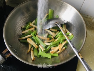 青椒炒豆干的做法步骤：7