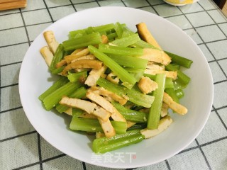 青椒炒豆干的做法步骤：10