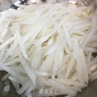 虾皮香芹炒萝卜的做法步骤：4