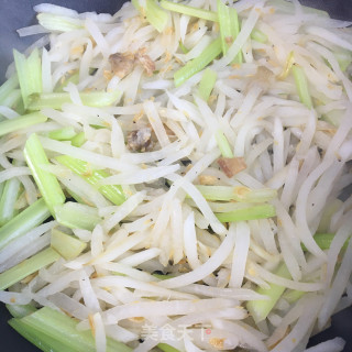 虾皮香芹炒萝卜的做法步骤：9