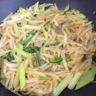 虾皮香芹炒萝卜的做法步骤：10