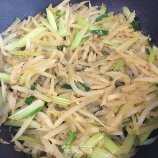 虾皮香芹炒萝卜的做法步骤：11