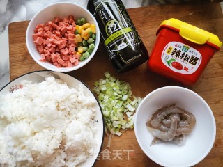 虾仁炒饭的做法步骤：1