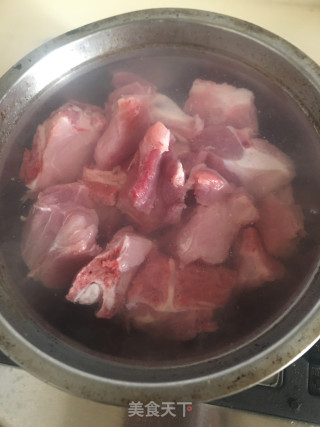 白菜粉条炖龙骨的做法步骤：2