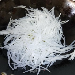 蒜苗炒萝卜丝的做法步骤：6