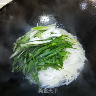 蒜苗炒萝卜丝的做法步骤：8