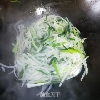 蒜苗炒萝卜丝的做法步骤：9