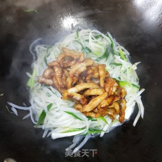蒜苗炒萝卜丝的做法步骤：10