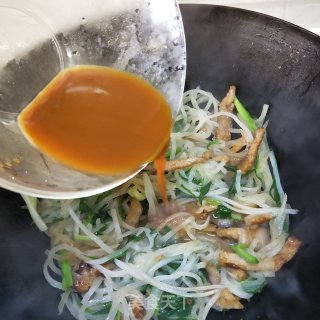 蒜苗炒萝卜丝的做法步骤：11