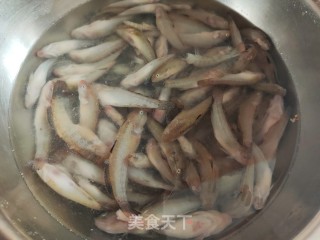 家熬小肉滚鱼的做法步骤：1