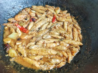 家熬小肉滚鱼的做法步骤：12