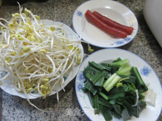 大蒜香肠炒黄豆芽的做法步骤：1
