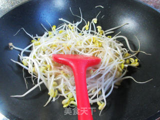 大蒜香肠炒黄豆芽的做法步骤：3