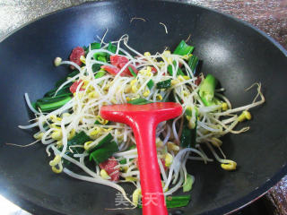 大蒜香肠炒黄豆芽的做法步骤：4