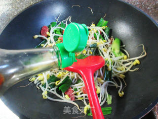 大蒜香肠炒黄豆芽的做法步骤：6