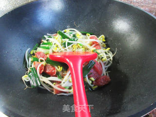 大蒜香肠炒黄豆芽的做法步骤：7