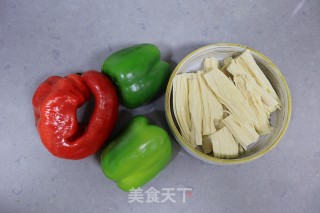 辣椒炒腐竹的做法步骤：1