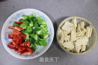 辣椒炒腐竹的做法步骤：2