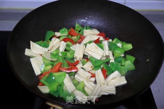 辣椒炒腐竹的做法步骤：5