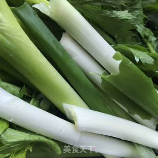 大葱芹菜鲜肉水饺的做法步骤：2