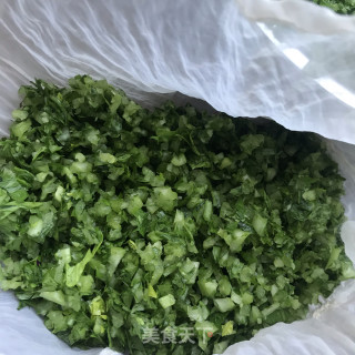 大葱芹菜鲜肉水饺的做法步骤：4