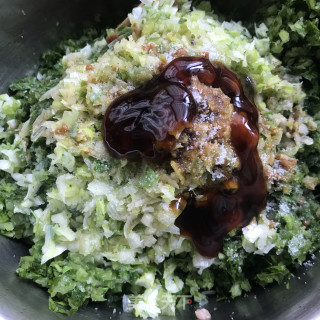 大葱芹菜鲜肉水饺的做法步骤：5