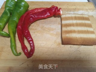 青红椒炒豆干的做法步骤：1