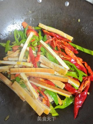 青红椒炒豆干的做法步骤：8