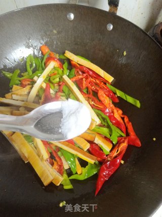 青红椒炒豆干的做法步骤：9
