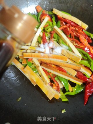 青红椒炒豆干的做法步骤：10