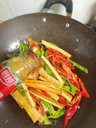 青红椒炒豆干的做法步骤：11