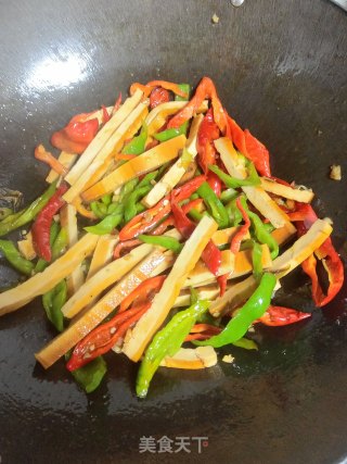 青红椒炒豆干的做法步骤：13