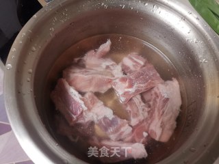 排骨土豆炖宽粉的做法步骤：1