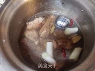 排骨土豆炖宽粉的做法步骤：5