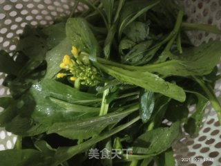 清炒油菜的做法步骤：1